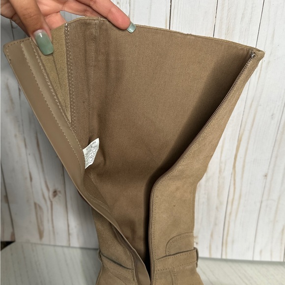 UGG Fashionable Fall Boots - Picture 8 of 12